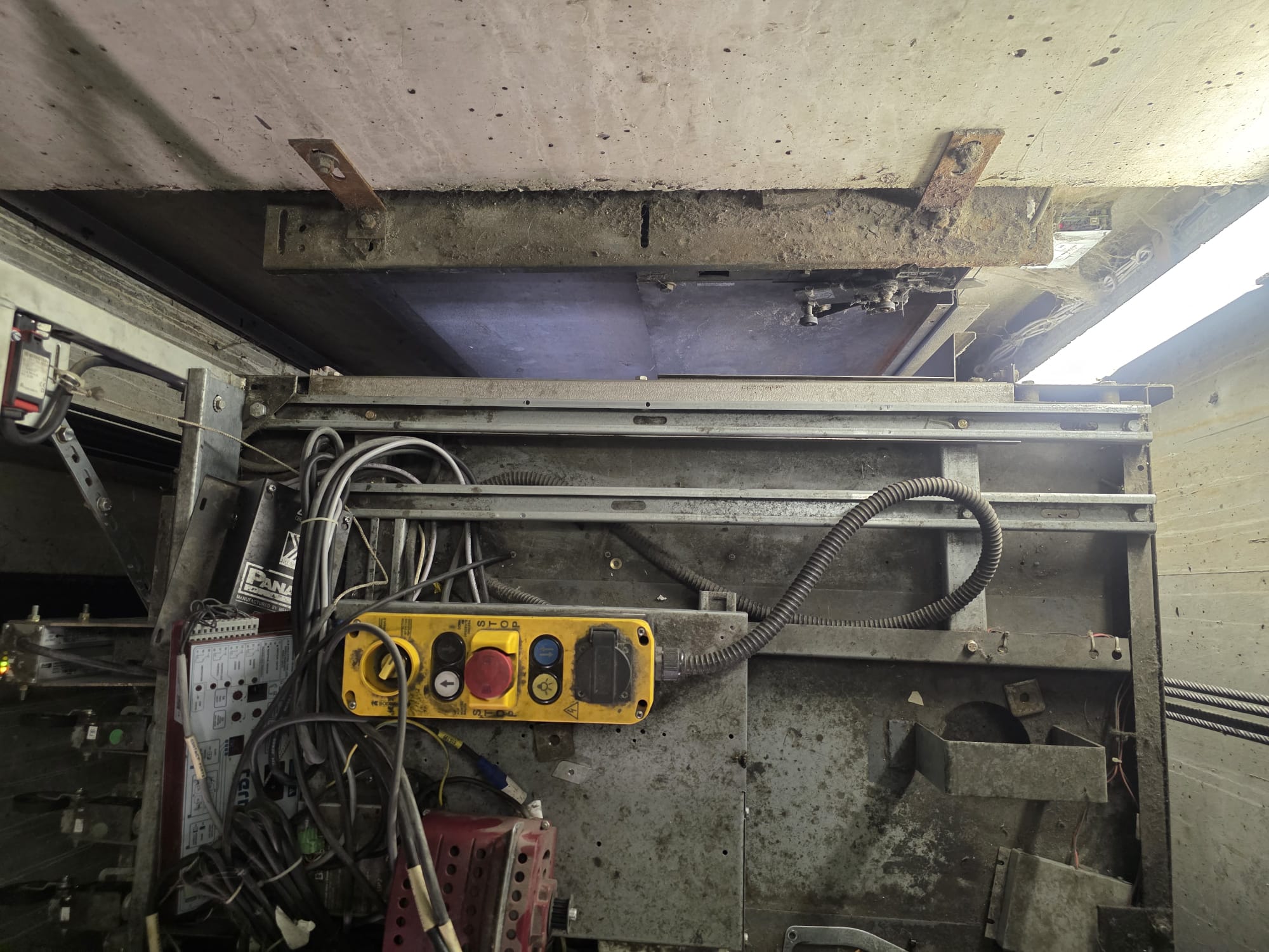Intervention sur une porte de cabine — Paris 13ᵉ, vue 2